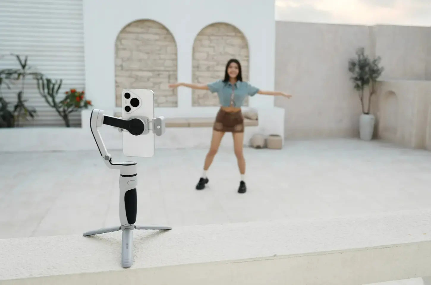 Let AI Direct: Elevate Your Content with a Smart Smartphone Gimbal