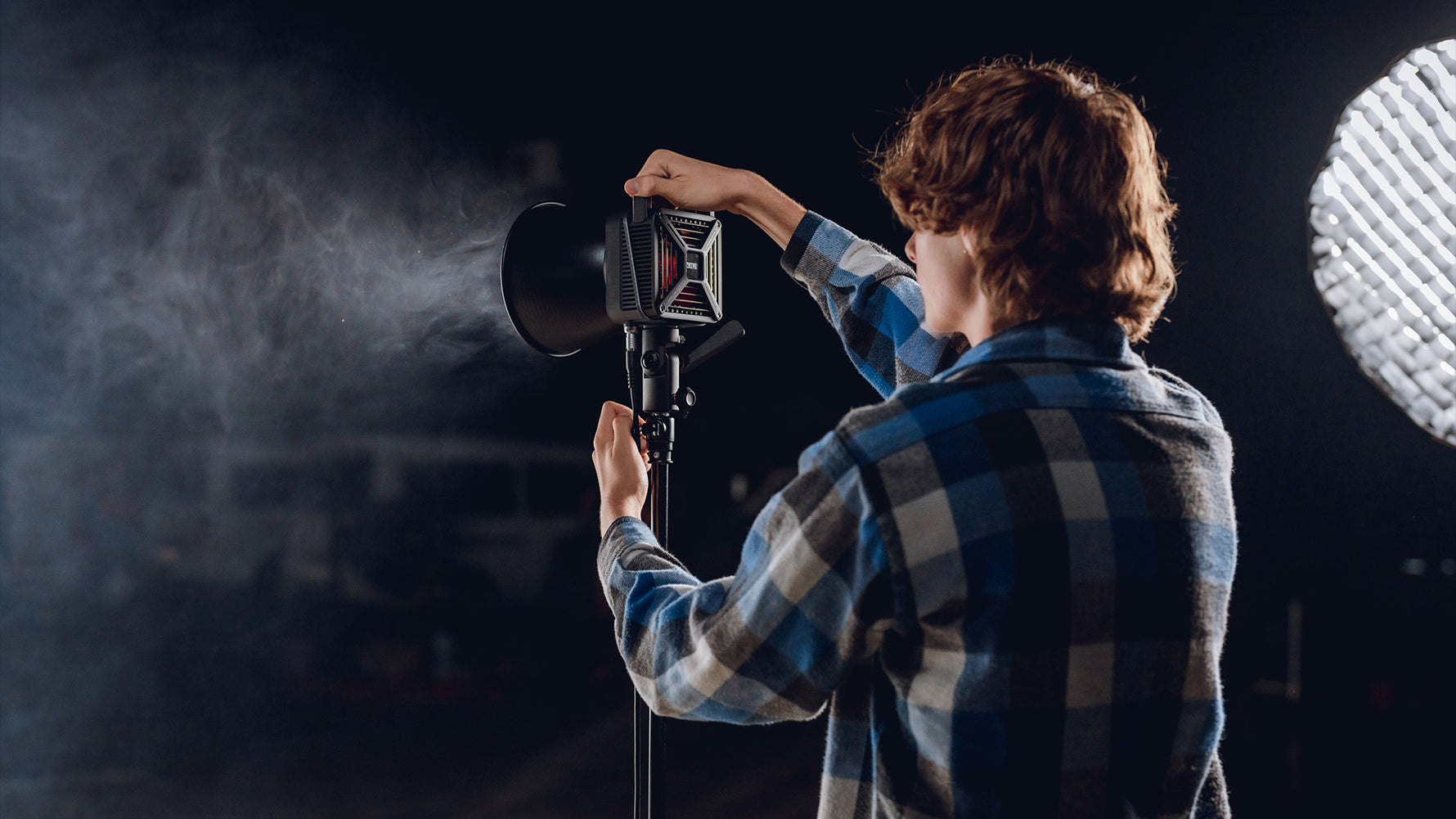 ZHIYUN MOLUS G300 COB Light: MAX Extreme Mode for Ultimate Brilliance!