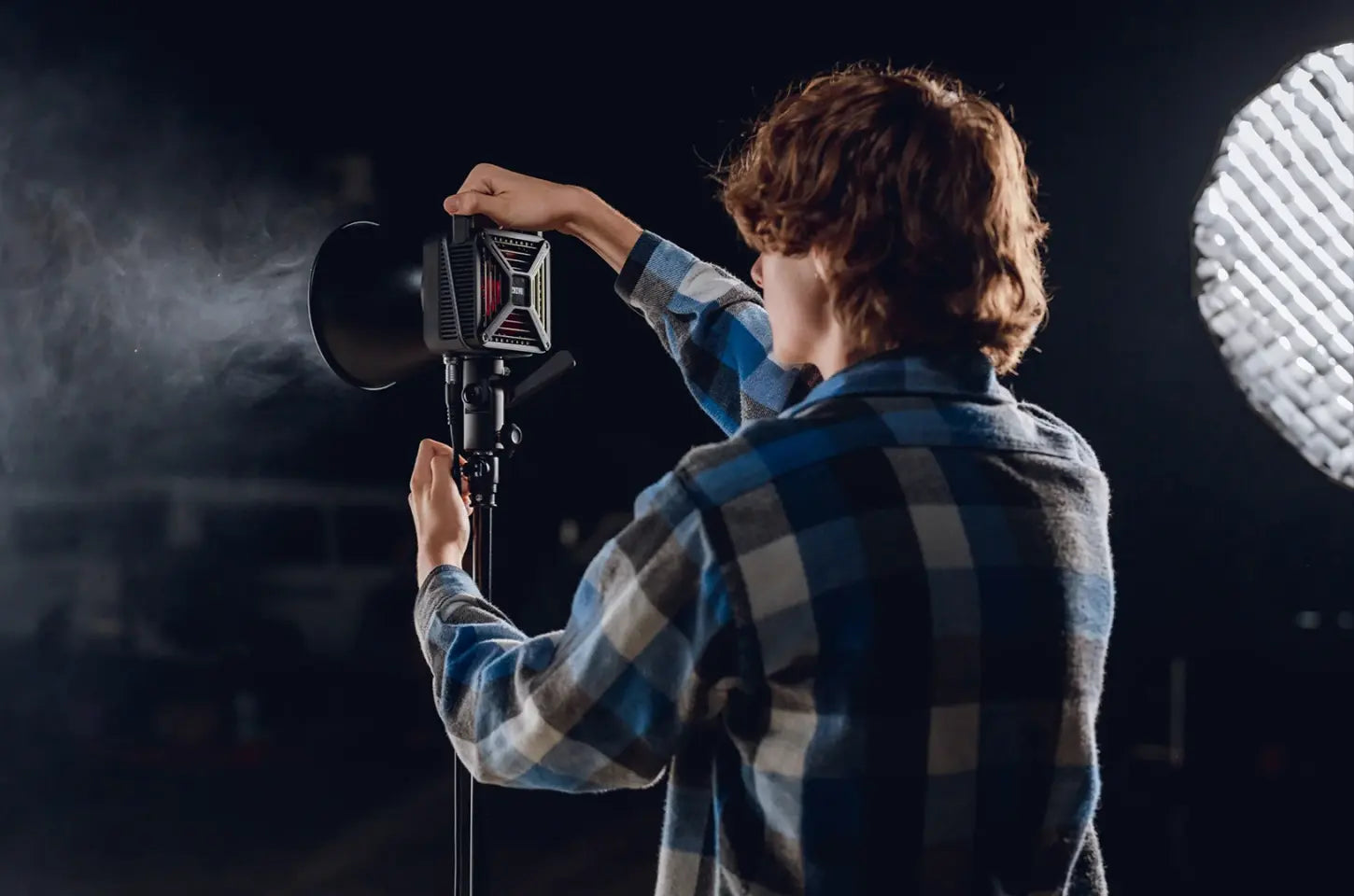 ZHIYUN MOLUS G300 COB Light: MAX Extreme Mode for Ultimate Brilliance!