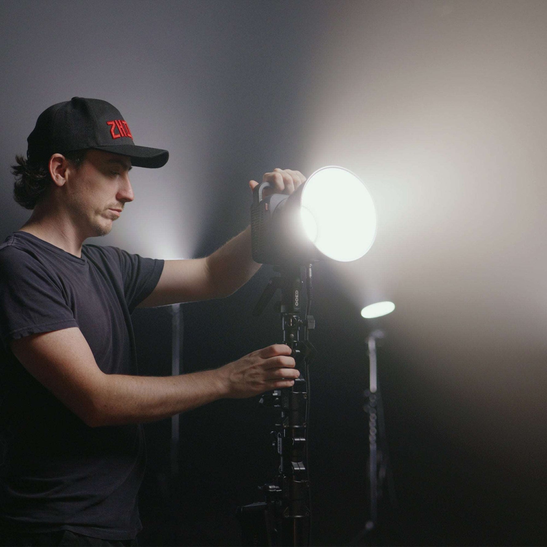 ZHIYUN MOLUS G300 COB Light, 300W brightness, MAX Extreme Mode, separate controller, ZY Vega App