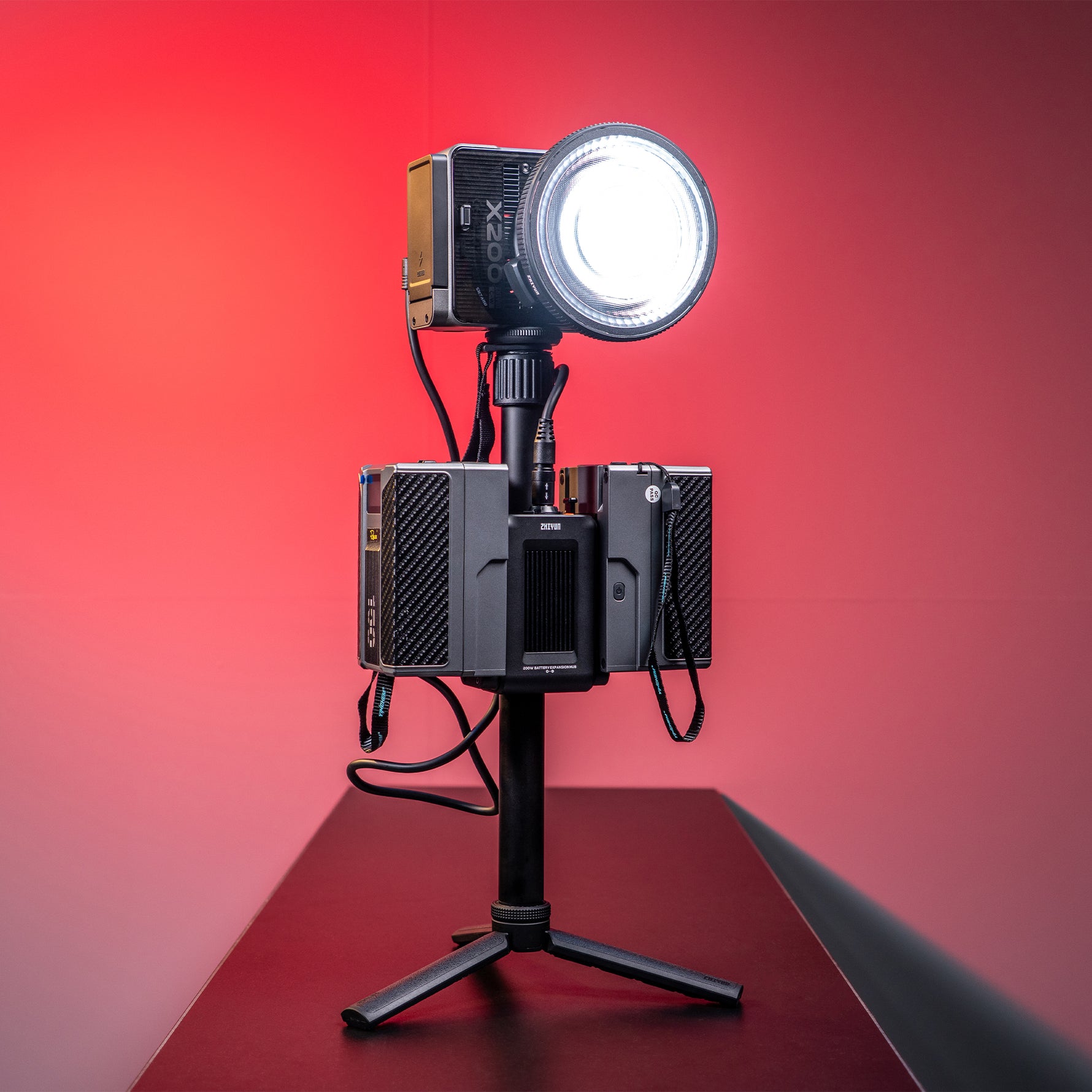 Portable RGB light for photography Zhiyun MOLUS X200 RGB in portable lighting studio configuration