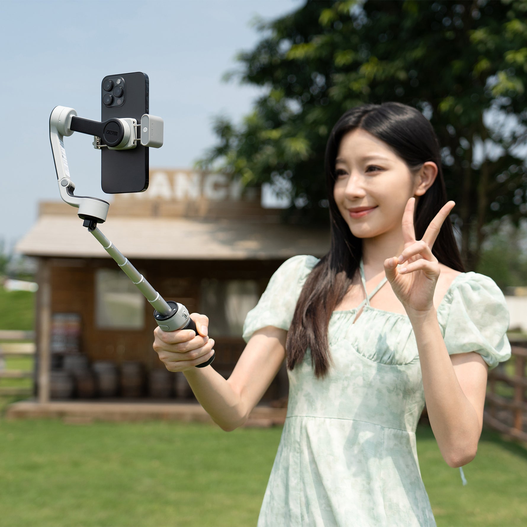 ZHIYUN CINEPEER CQ5: Compact voice-controlled stabilizer with AI tracking, magnetic fill light, long battery life for filming