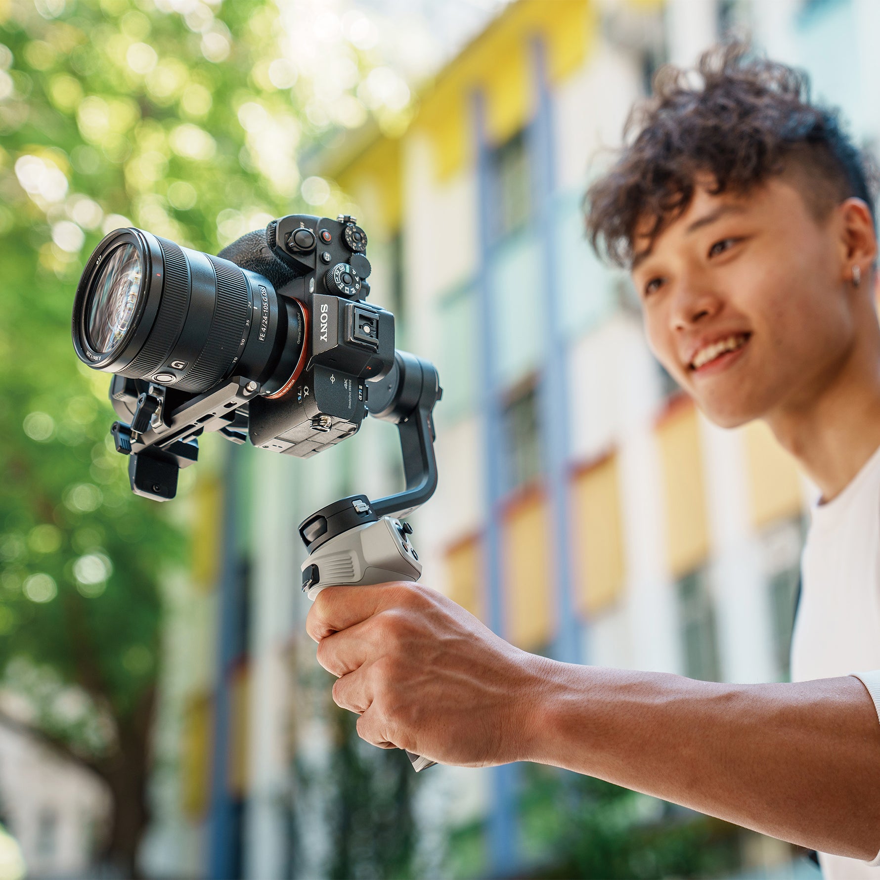 User operating Weebill 3S 3 axis gimbal stabilizer in Sling Mode 2.5 with ergonomic grip